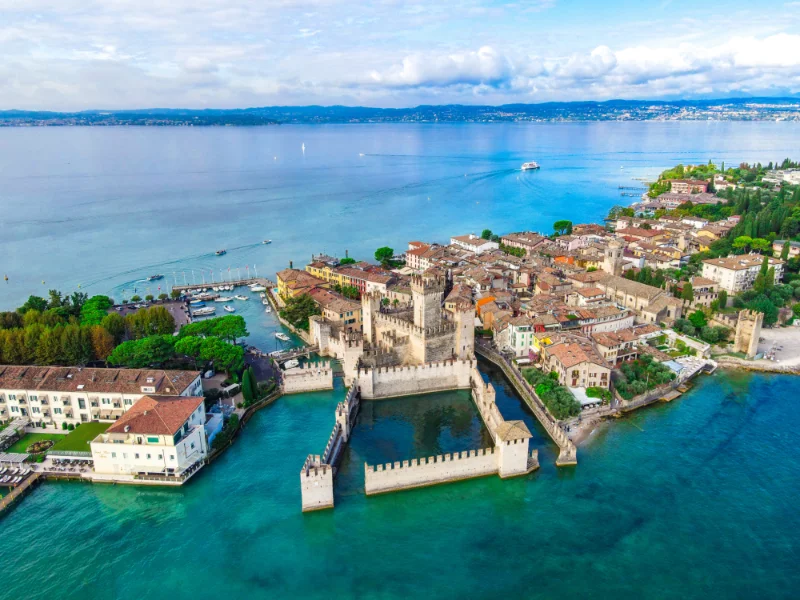 lago-di-garda-veduta-su-sirmione lago-di-garda-veduta-su-sirmione