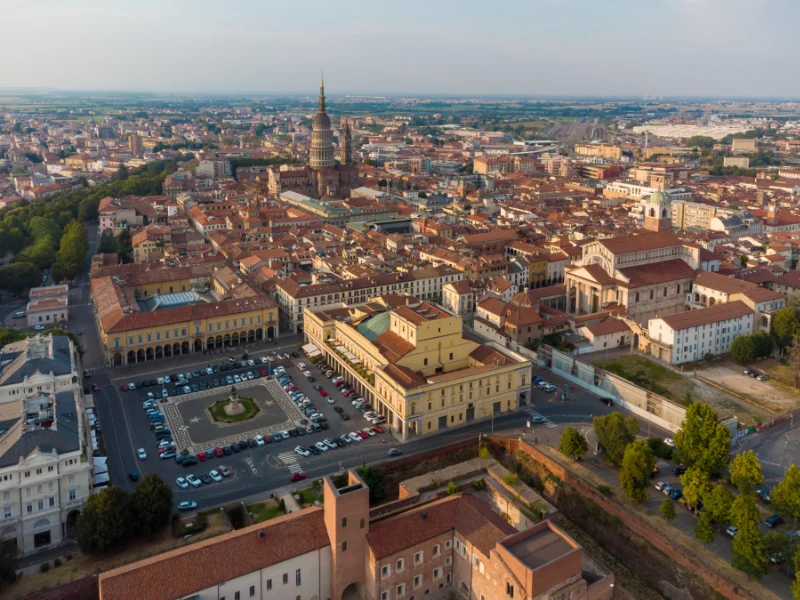 vista-aerea-di-novara-con-duomo vista-aerea-di-novara-con-duomo
